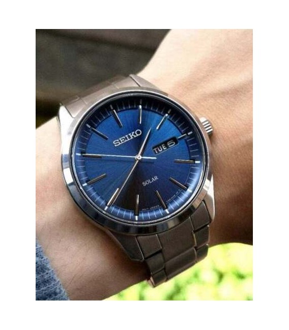 Reloj Seiko solar con función de dia y fecha 9017RECASE051 para Hombre.